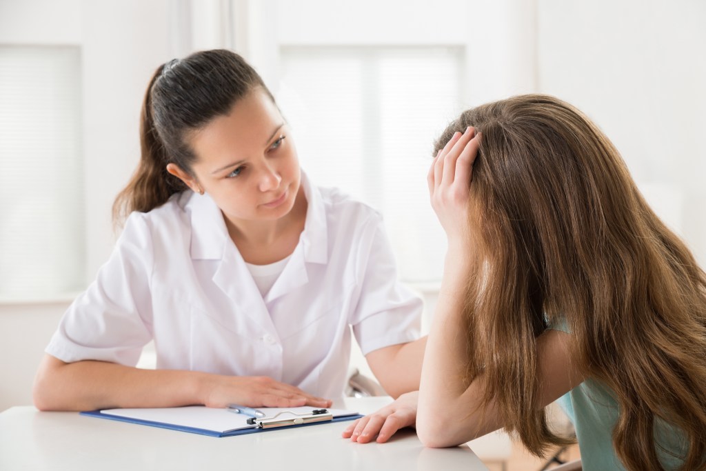 Niña con problema de salud mental acude al psicólogo