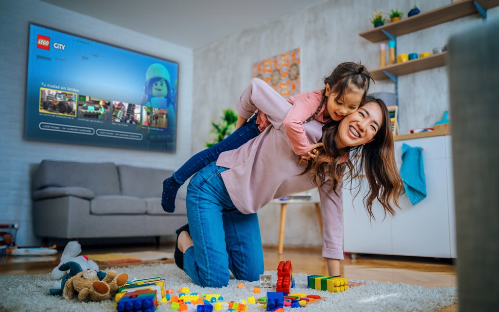 Mujer y niña divirtiéndose