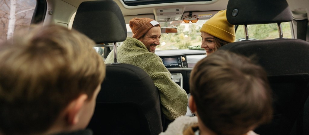 Familia en coche de vacaciones