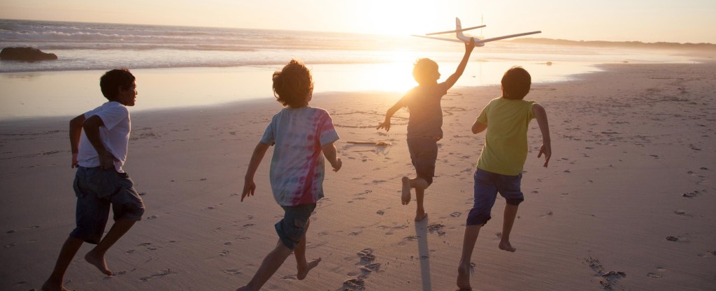 Ocios en familia niños por la playa